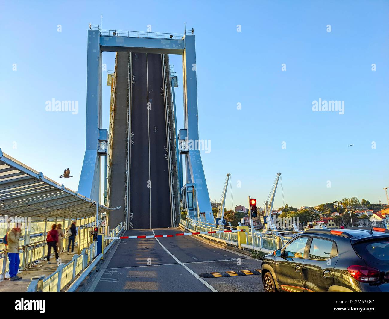 Offene Zugbrücke im Hafen von Leixoes, wartende Autos, Menschen, Matosinhos, Porto, Portugal Stockfoto