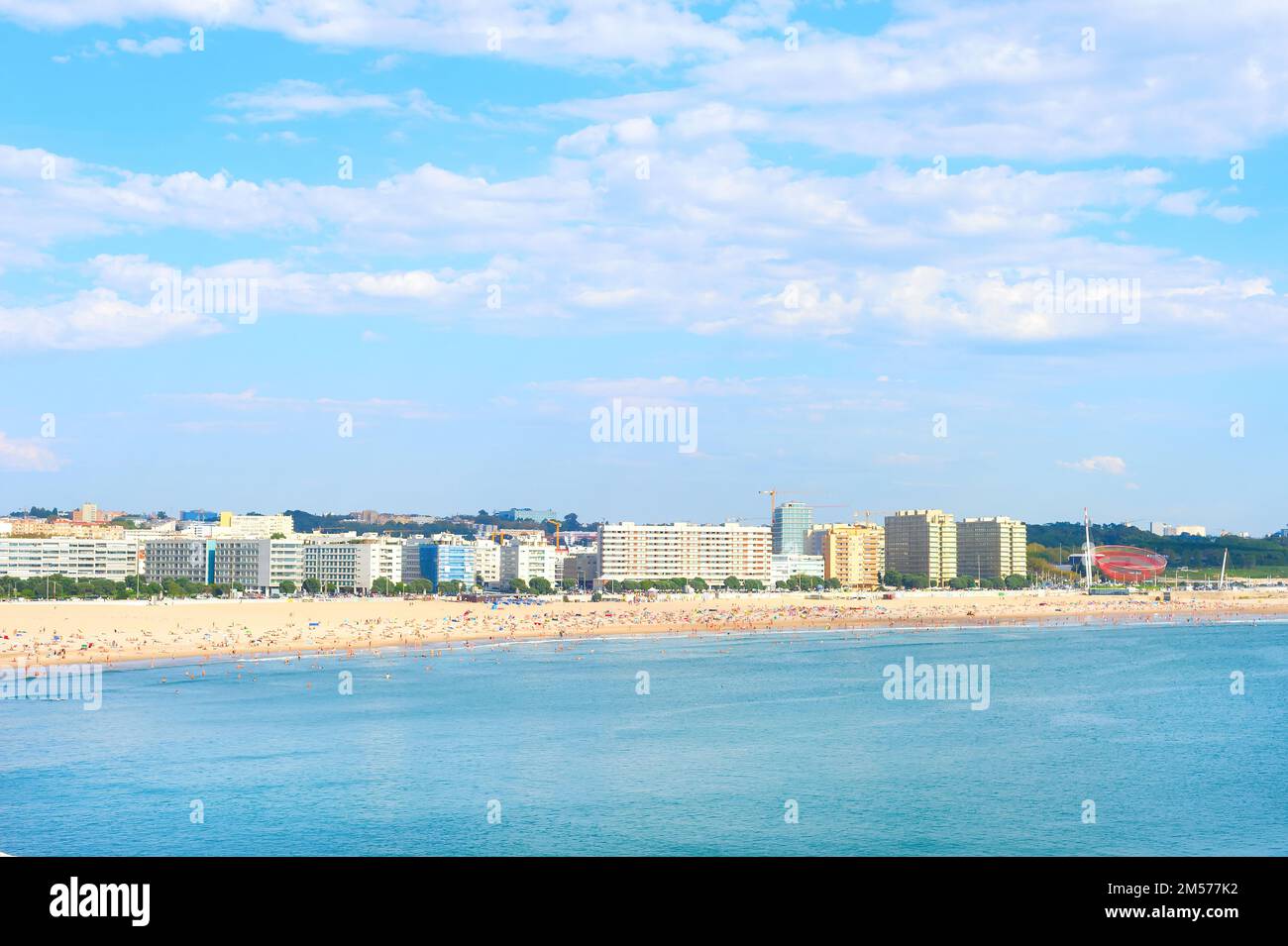 Stadtbild von Matosinhos, moderne Architektur, Apartments an der Küste an einem hellen Sonnentag, Porto, Portugal Stockfoto