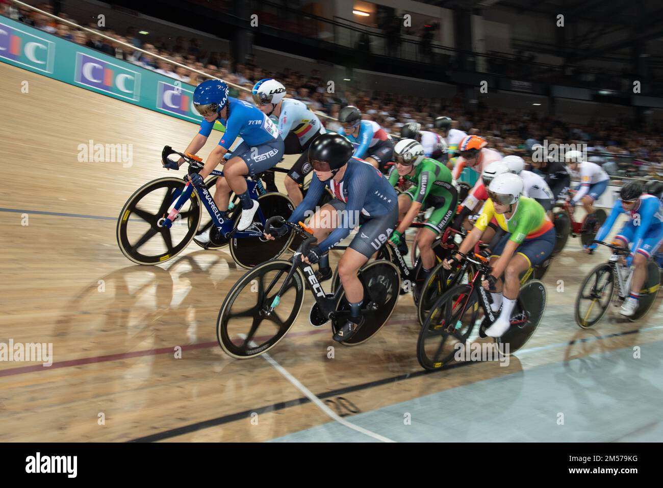 Jennifer Valente aus den Vereinigten Staaten führt das Feld während des EEliminationswettkampfes der Frauen, der UCI Track World Championships 2022 in Paris, Frankreich. Stockfoto