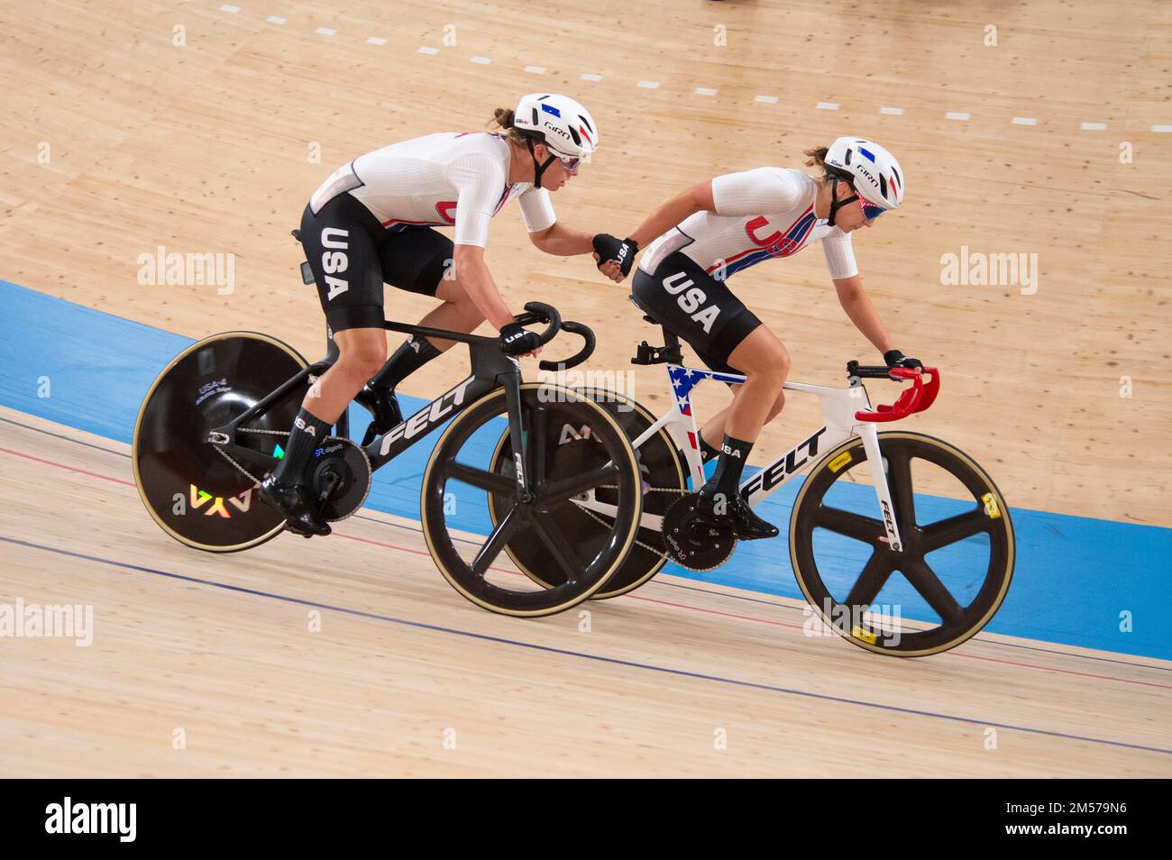 Megan Jastrab und Jennifer Valente aus den Vereinigten Staaten, Hinrichtung und Austausch während der madison Frauen bei den Olympischen Spielen 2020 in Tokio Stockfoto