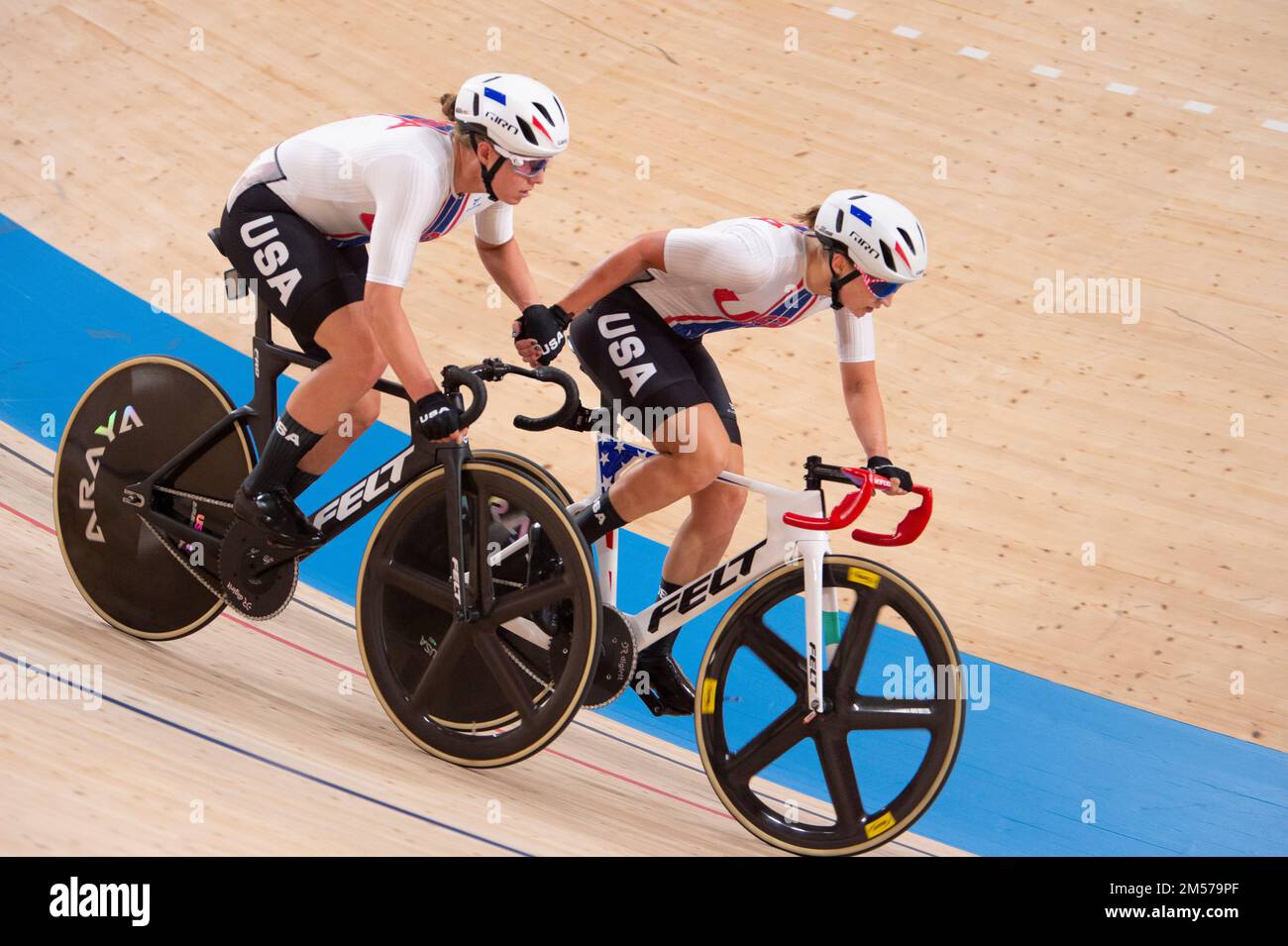 Megan Jastrab und Jennifer Valente aus den Vereinigten Staaten, Hinrichtung und Austausch während der madison Frauen bei den Olympischen Spielen 2020 in Tokio Stockfoto