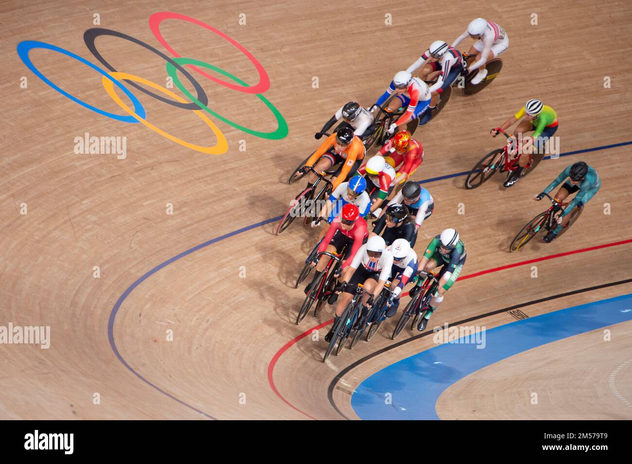 Jennifer Valente aus den Vereinigten Staaten führt das Feld an und gewinnt Gold während des Frauenomniums während der Olympischen Spiele 2020 in Tokio. Stockfoto