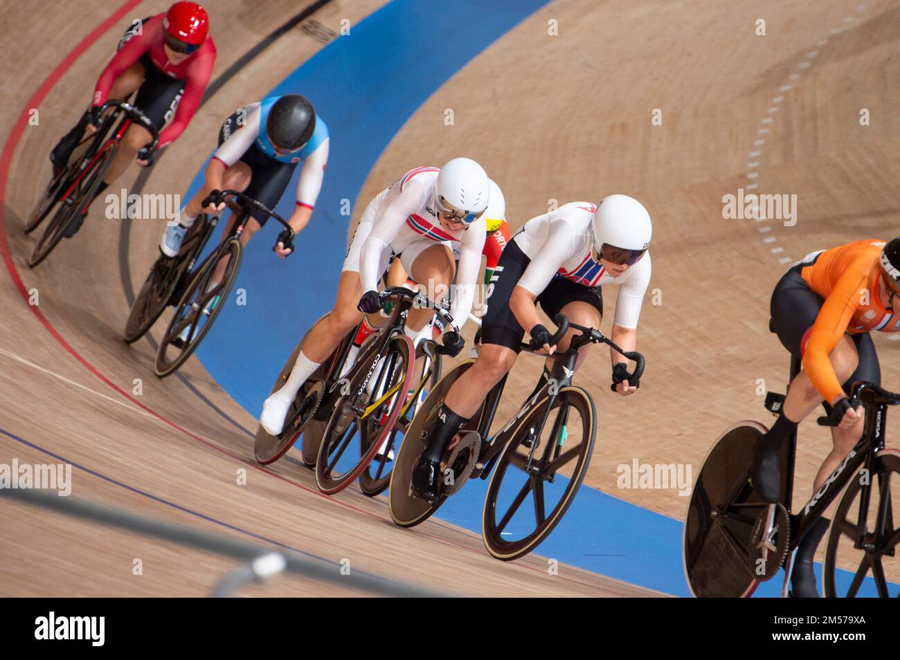 Jennifer Valente aus den Vereinigten Staaten führt das Feld an und gewinnt Gold während des Frauenomniums während der Olympischen Spiele 2020 in Tokio. Stockfoto