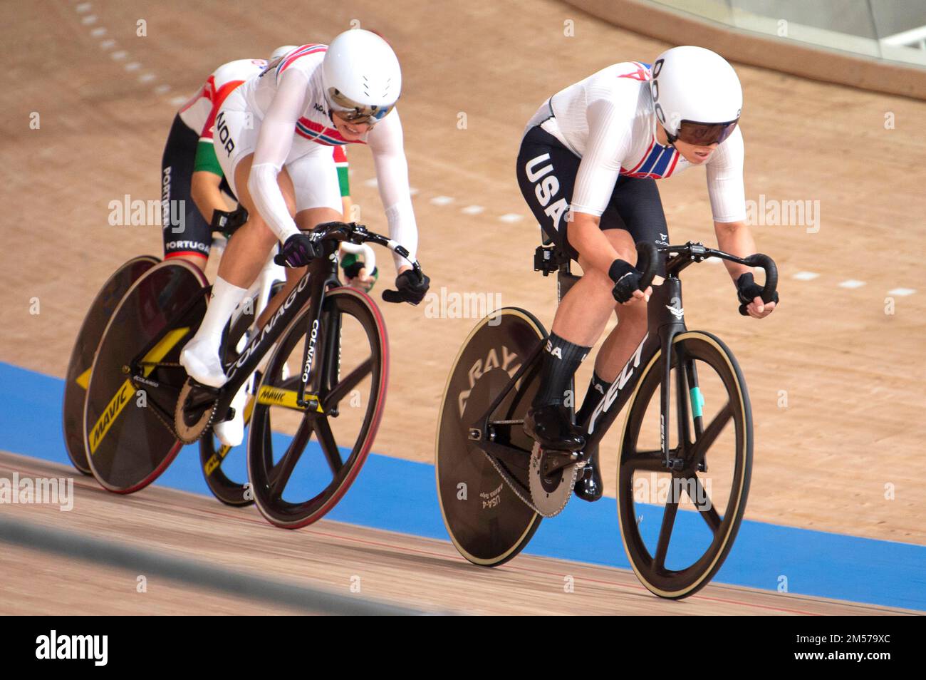 Jennifer Valente aus den Vereinigten Staaten führt das Feld an und gewinnt Gold während des Frauenomniums während der Olympischen Spiele 2020 in Tokio. Stockfoto