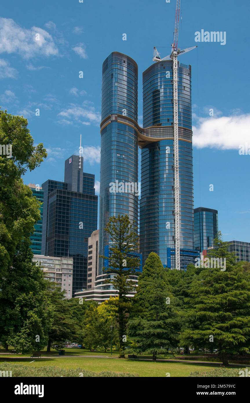 Hochhäuser, die über Carlton Gardens, Melbourne, Victoria, Australien zu sehen sind Stockfoto