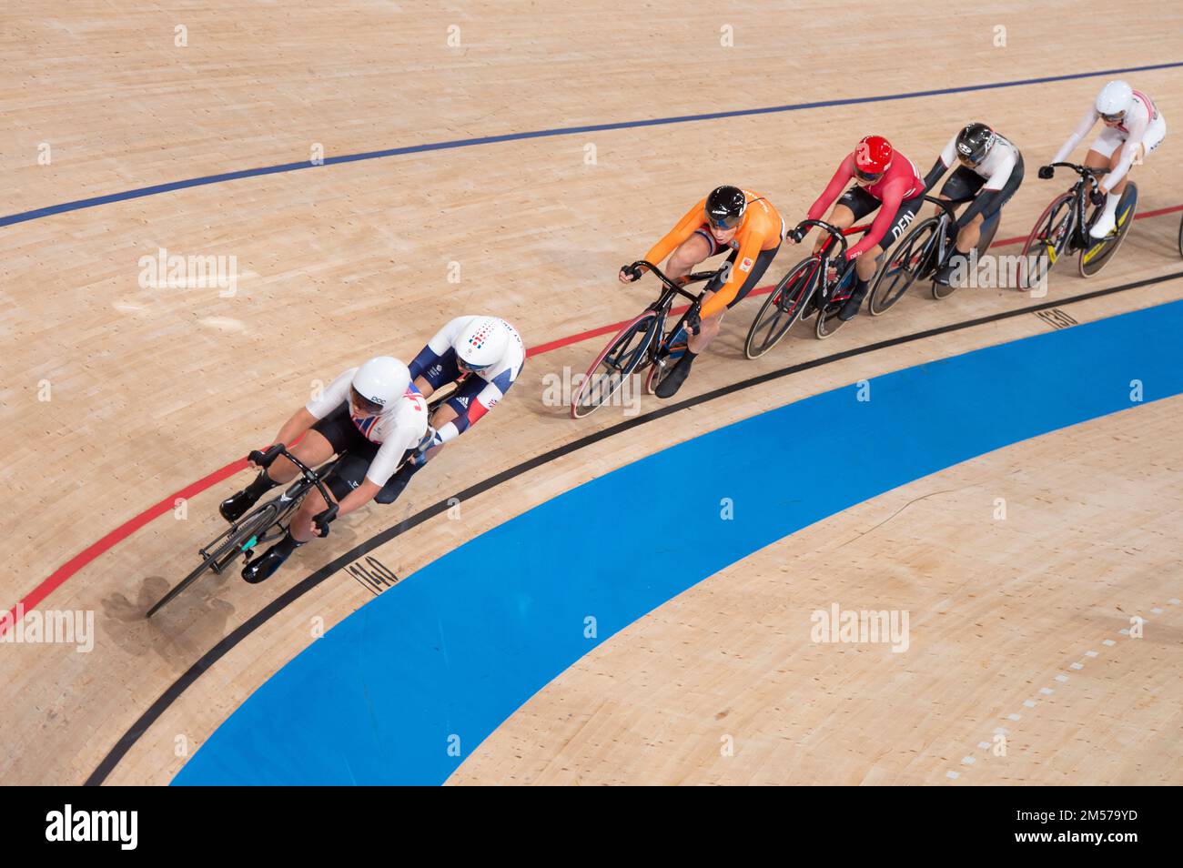Jennifer Valente aus den Vereinigten Staaten führt das Feld an und gewinnt Gold während des Frauenomniums während der Olympischen Spiele 2020 in Tokio. Stockfoto