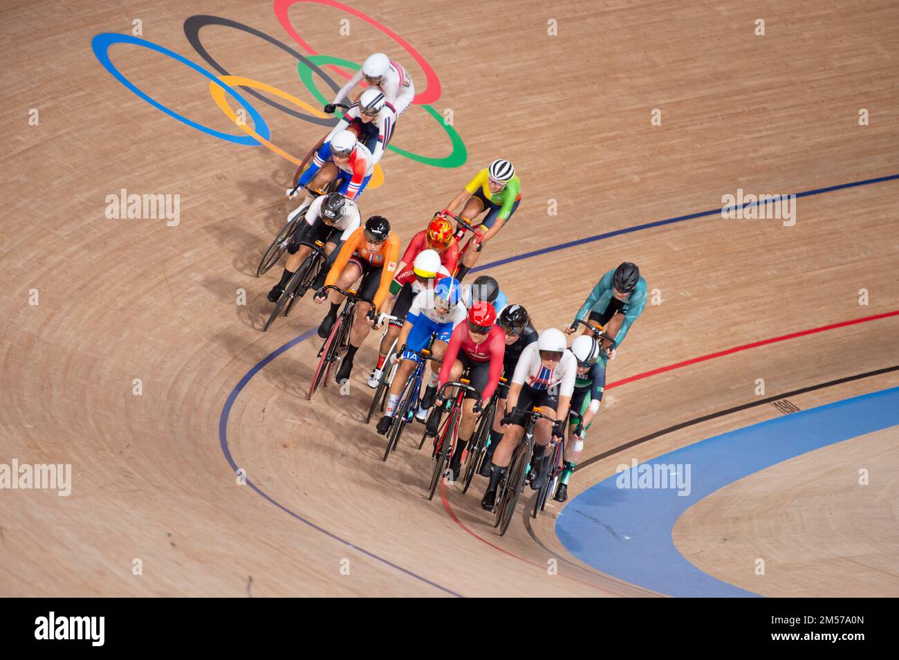 Die Goldmedaillengewinnerin Jennifer Valente aus den Vereinigten Staaten führt das Feld während des Frauenomniums bei den Olympischen Spielen 2020 in Tokio an. Stockfoto