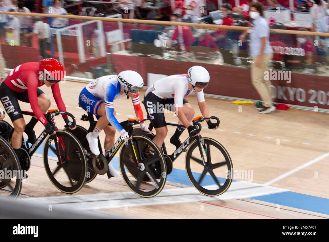 Jennifer Valente aus den Vereinigten Staaten führt das Feld an und gewinnt Gold während des Frauenomniums während der Olympischen Spiele 2020 in Tokio. Stockfoto