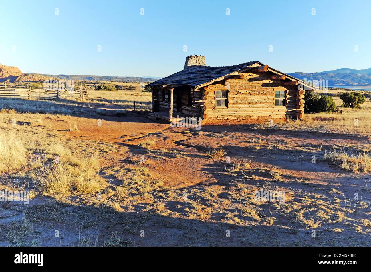 Blockhütte bei Sonnenuntergang in der Landschaft von New Mexico. Stockfoto