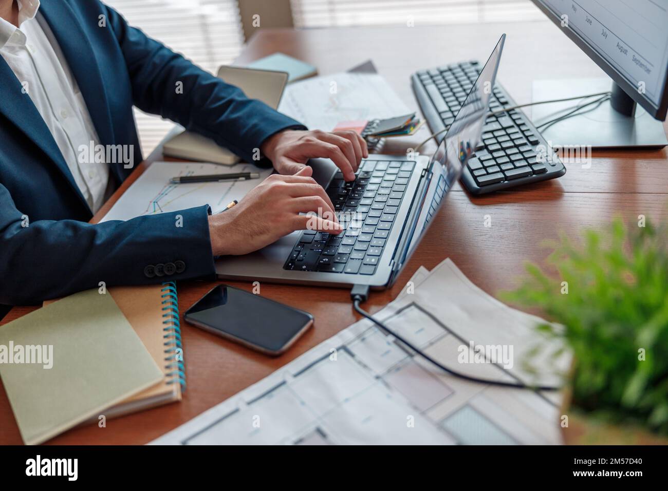 Nahaufnahme der Hände eines Geschäftsmanns, der im Home Office an einem Notebook arbeitet. Freiberufliches Konzept Stockfoto