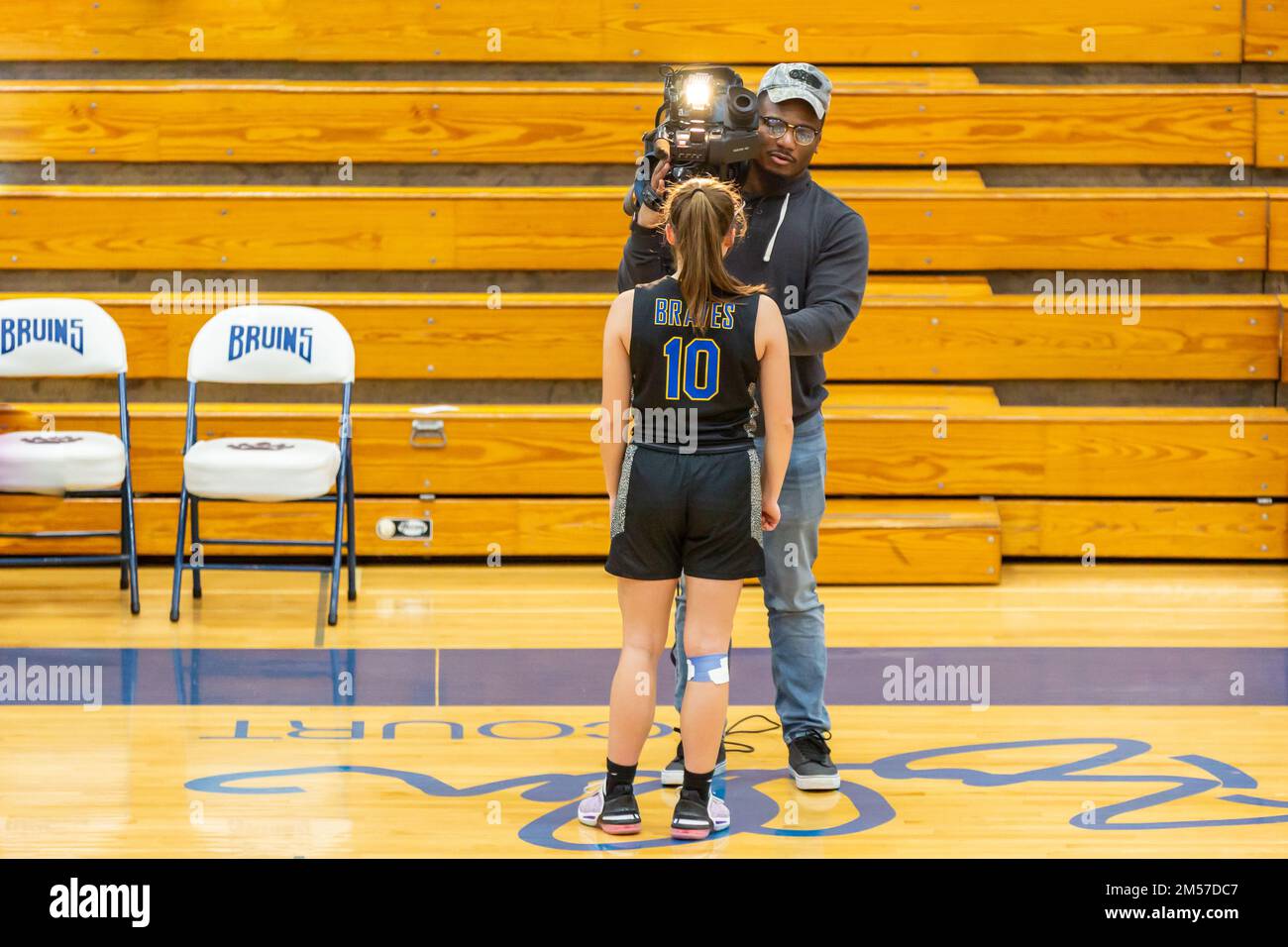 Ein Spieler der Blackhawk Christian High School wird nach einem Basketballspiel für Mädchen in Goshen, Indiana, USA, von einem Fernsehkameramanen interviewt. Stockfoto