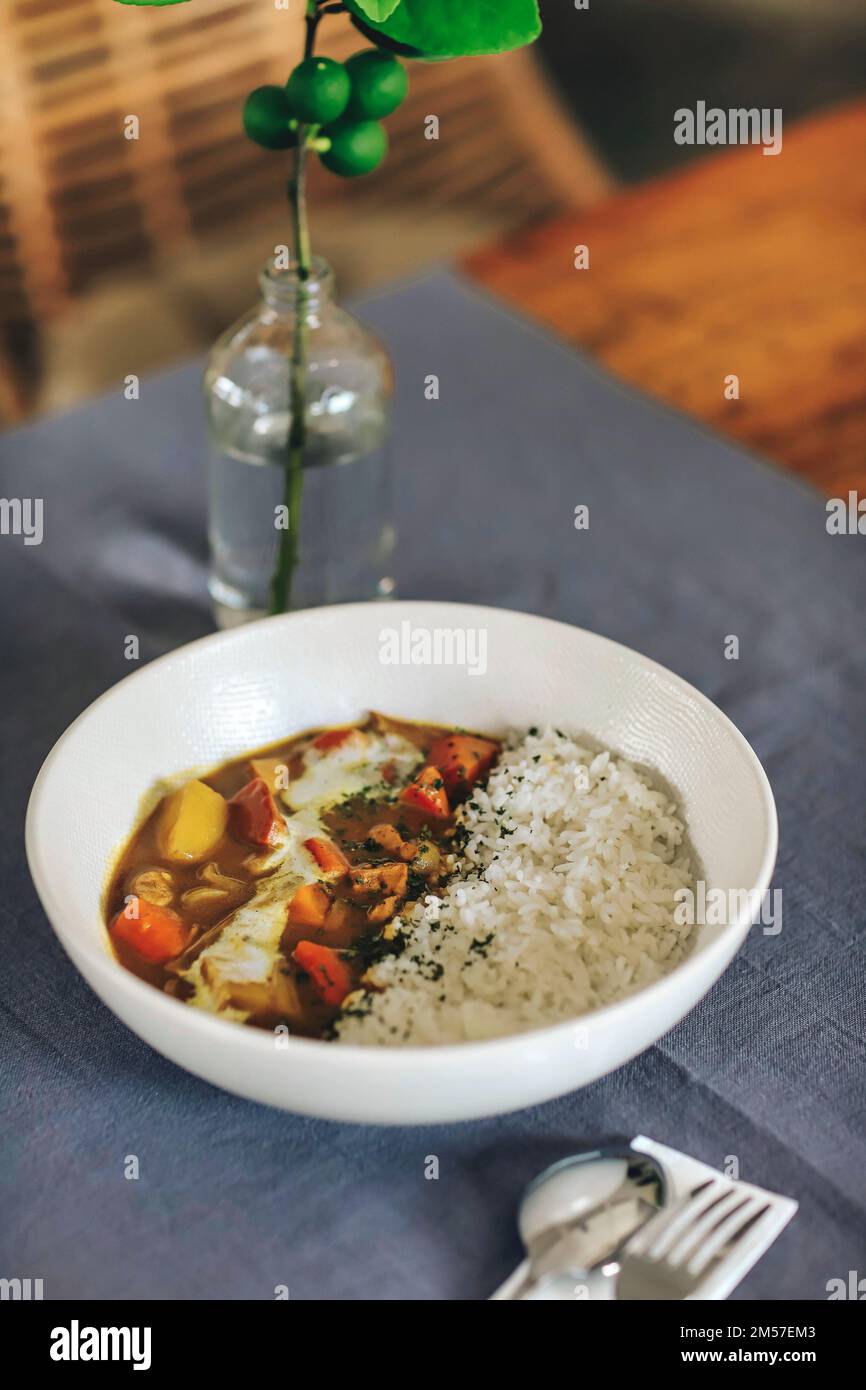 Vegetarisches Carry und Reis in weißer Schüssel am Tisch Stockfoto