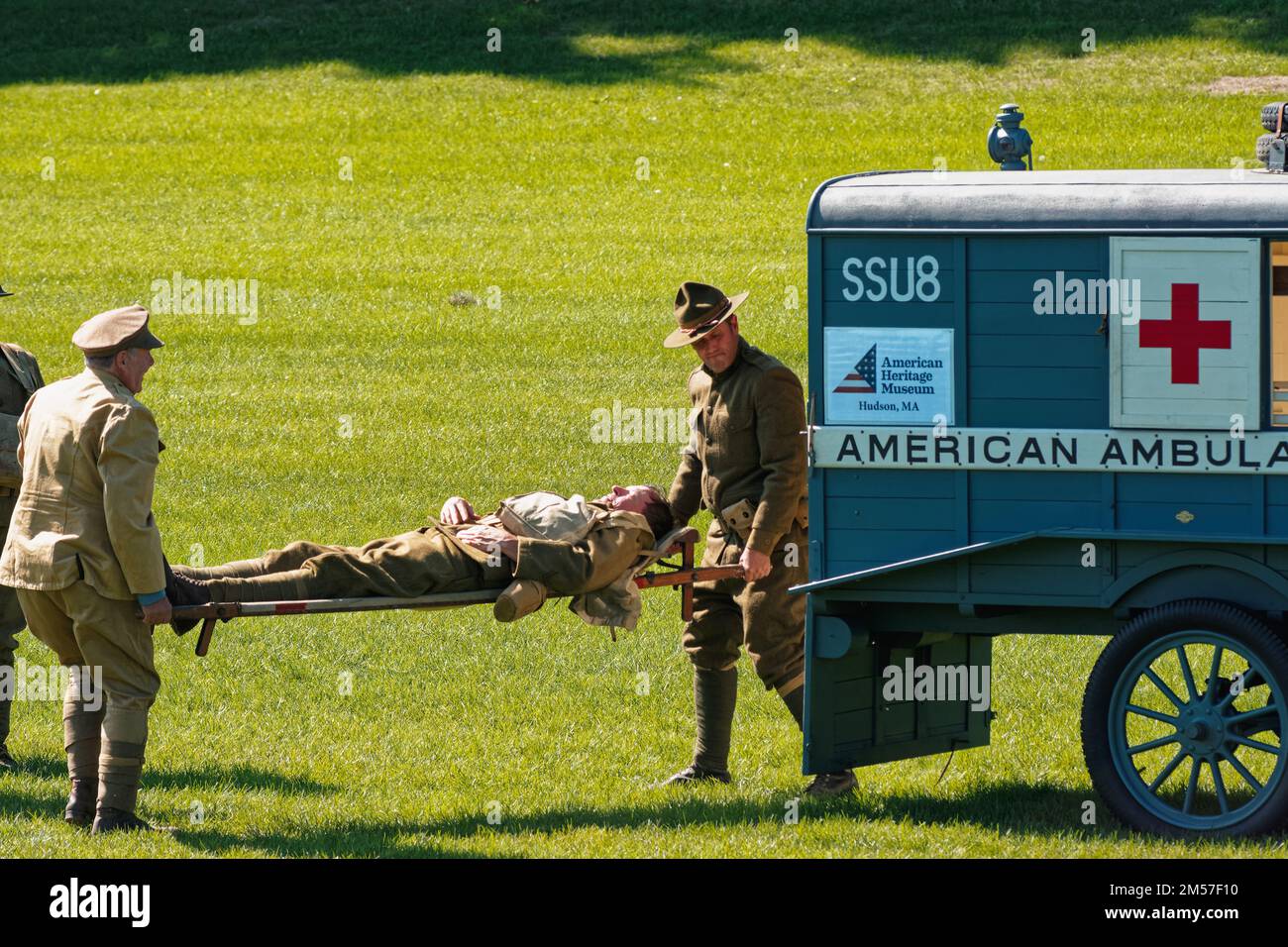 Die Schauspieler laden einen verwundeten Soldaten in einen restaurierten Model-T-Krankenwagen im American Heritage Museum. Hudson, Massachusetts. Stockfoto
