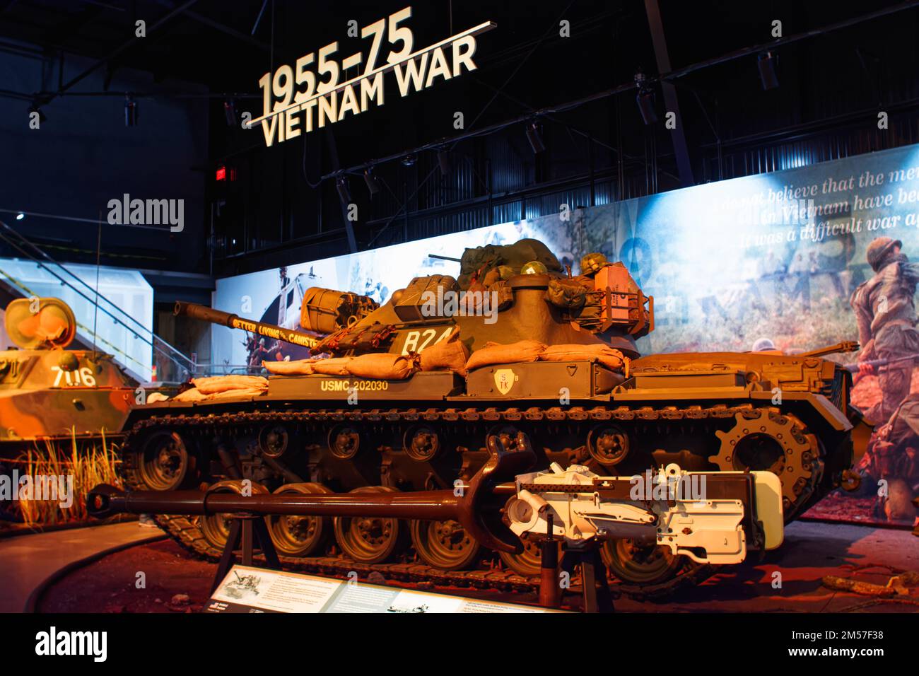 Ein Tank aus der Vietnamzeit aus dem Jahr M48 mit einem Fass, das Better Living Through Canisters im American Heritage Museum ausstellt. Hudson, Massachusetts. Stockfoto