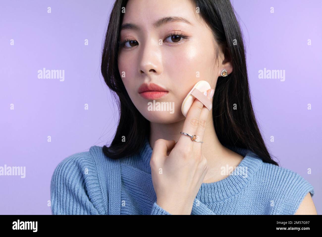Wunderschöne junge koreanische asiatische Frau Porträtfoto im Winter Haut  Schönheit und Kosmetik Konzept Haut Make-up Stockfotografie - Alamy
