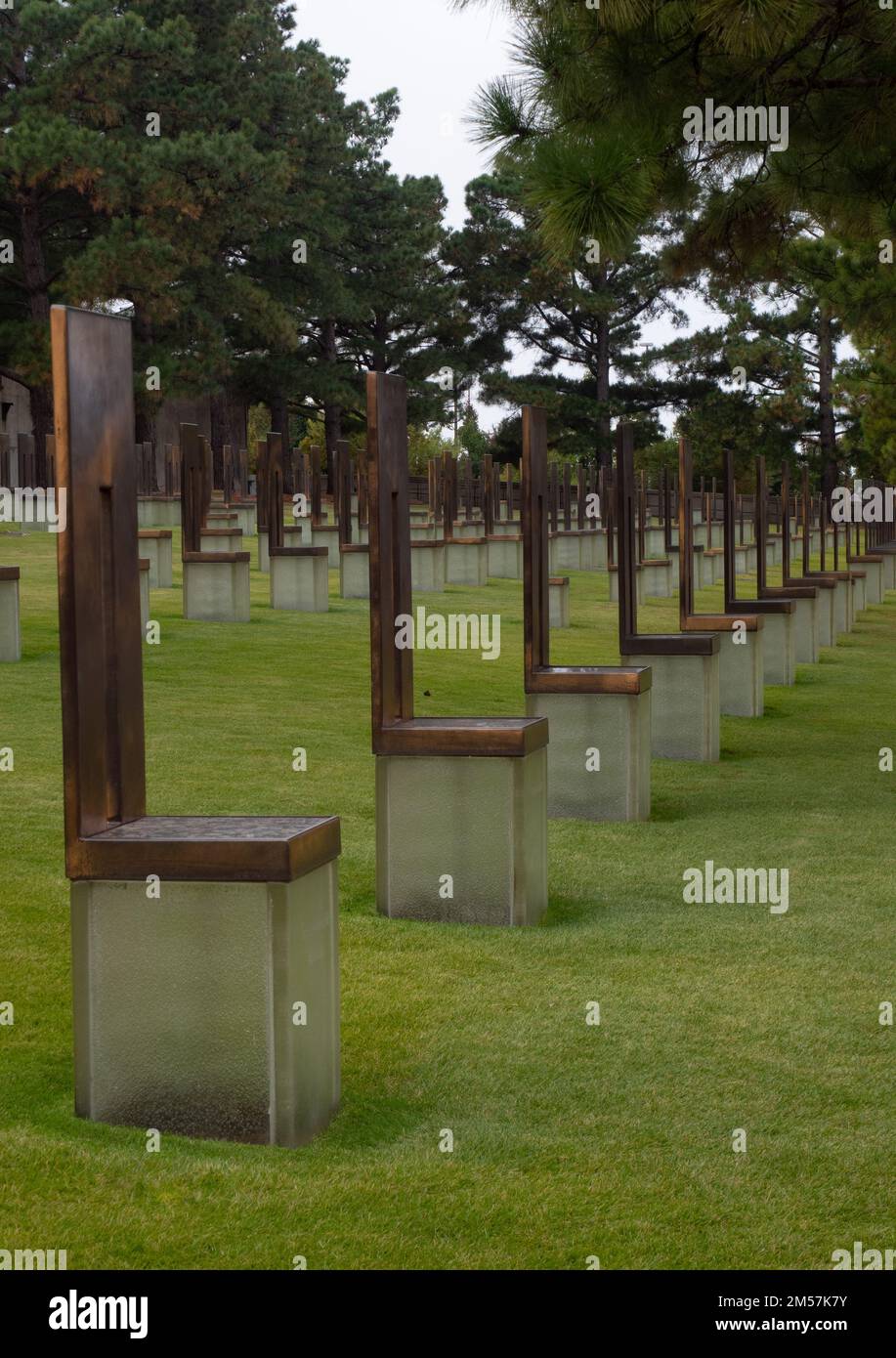 Lange Stühle auf dem Feld der leeren Stühle im Oklahoma City National Memorial Museum. Jeder Stuhl zeigt eine Person an, die beim Bombenanschlag getötet wurde. Stockfoto