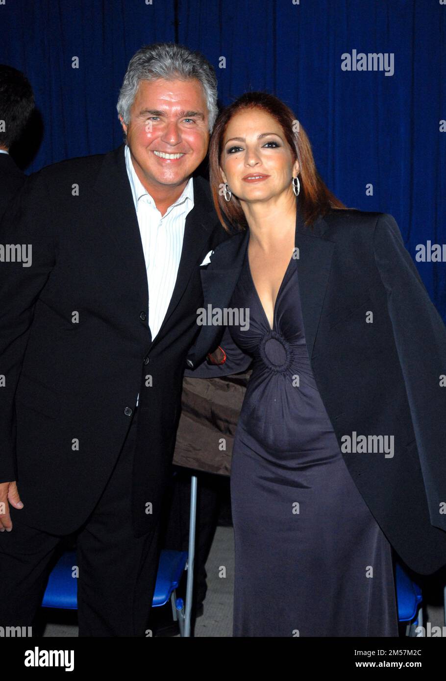 Steve Tyrell & Gloria Estefan hinter der Bühne bei Einem Starry Night Tribute an Quincy Jones Credit: Ron Wolfson / MediaPunch Stockfoto