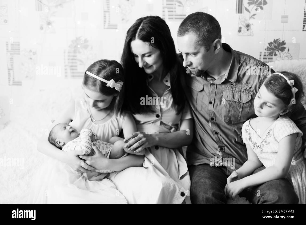 Porträt einer glücklichen Familie mit drei Kindern. Schwarzweißfoto Stockfoto