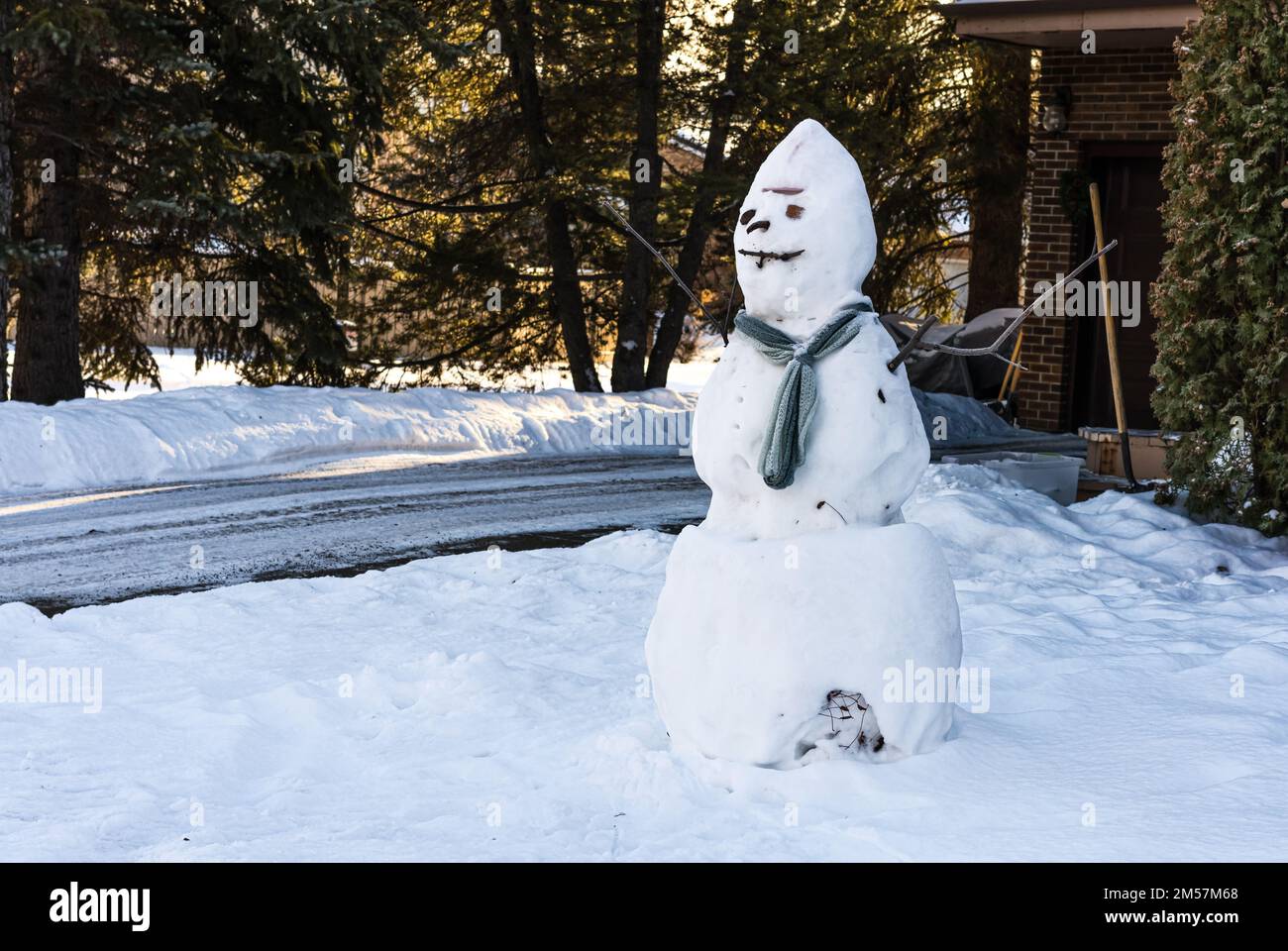 Natürlicher Schneemann mit einem Schal in der Straße nordamerikanischer Stadt Stockfoto