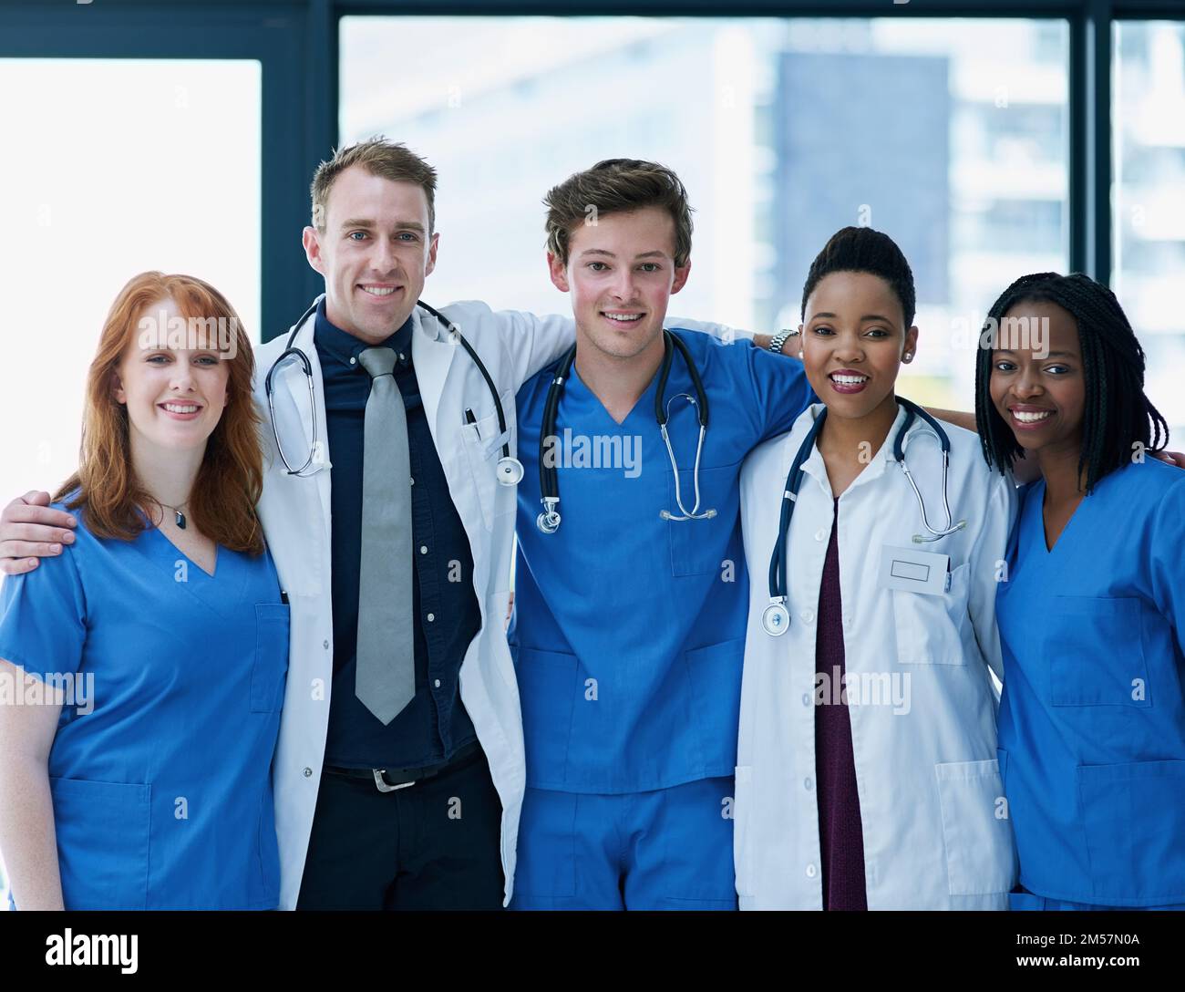 Ihr hoch qualifiziertes Gesundheitsteam. Portrait eines Teams selbstbewusster junger Ärzte im Krankenhaus. Stockfoto