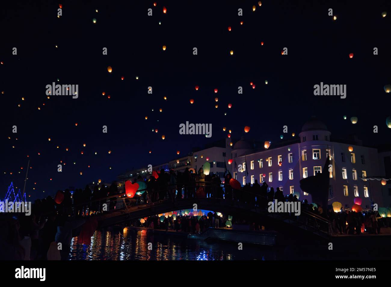 Himmelslaternen, die am Himmel schweben. Volos-Lichterfest. Bunte Fluglaternen, Griechenland Stockfoto