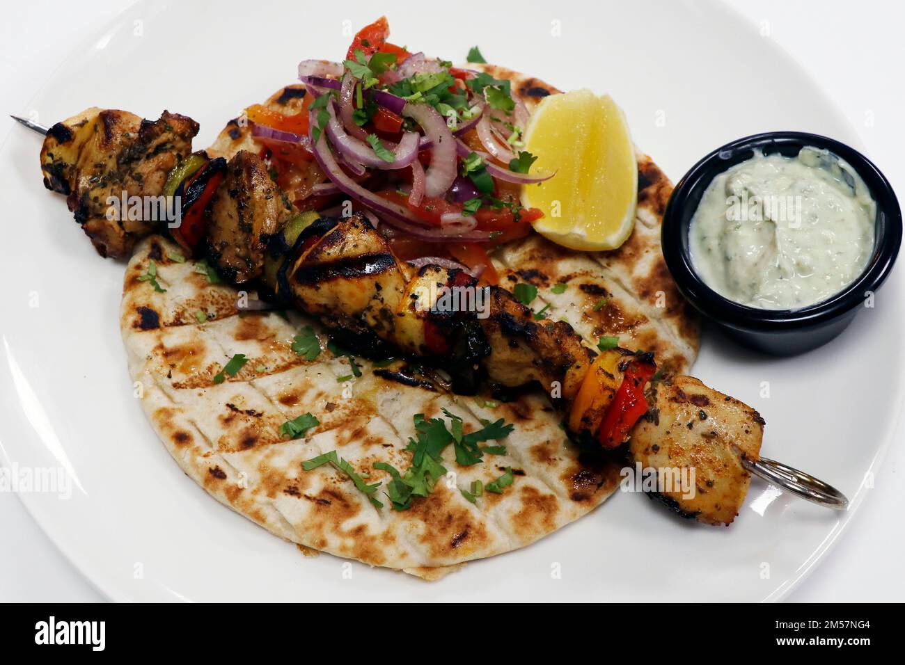 griechisch-mediterranes Hühnchen Souvlaki Kebab mit Salat, Pita-Brot und Tazki Dip Stockfoto