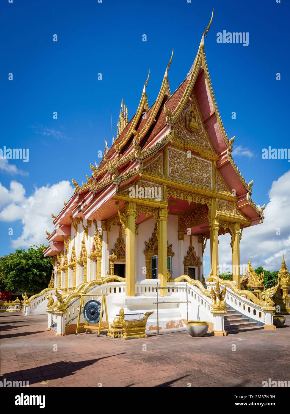 Wat Klang Ordination Hall, auch Ubosot genannt, golden, dekorativ in Nakhon Phanom, Nordostthailand, Isan gegenüber vom Mekong River. Stockfoto
