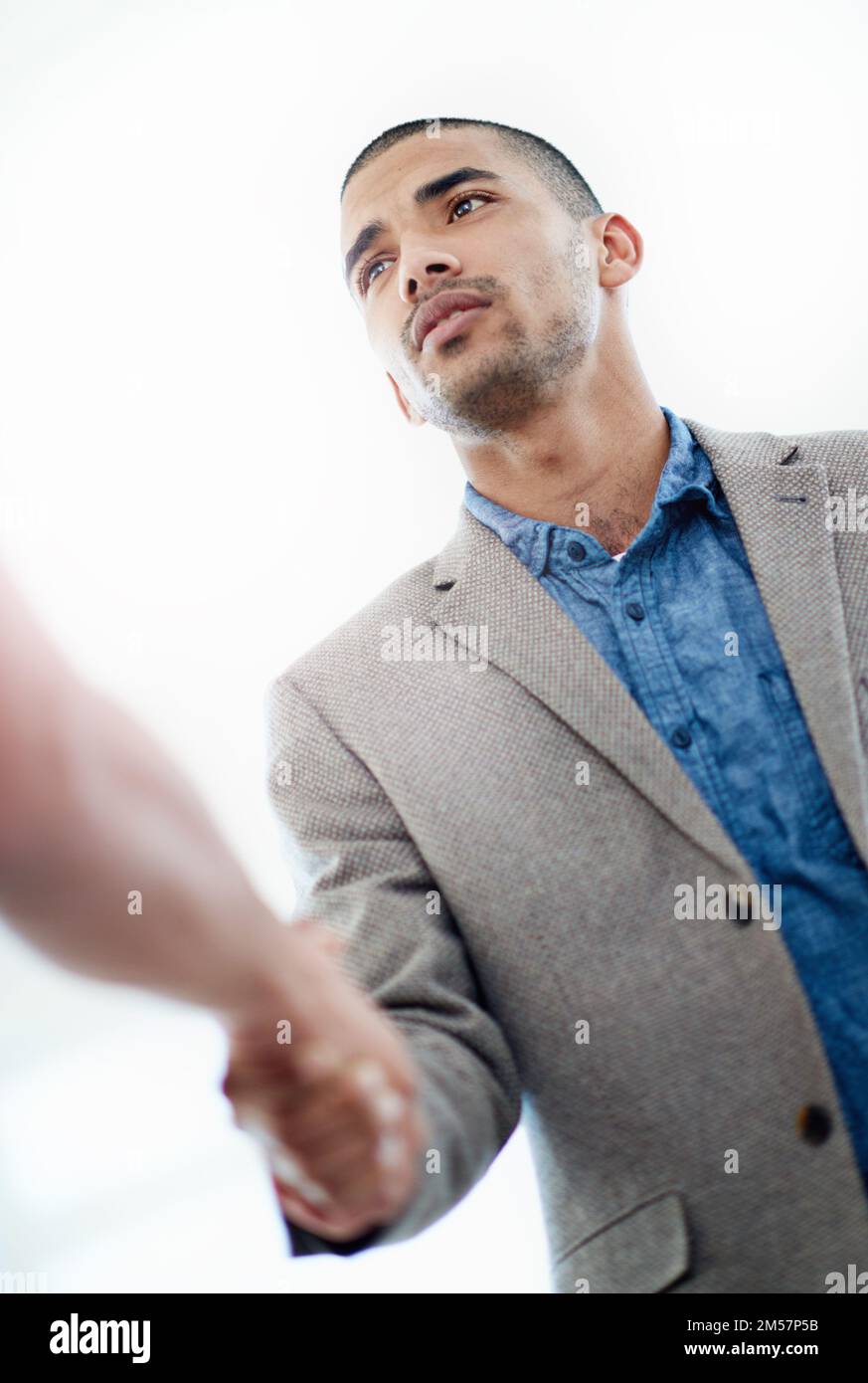 Starke Partnerschaften. Ein Geschäftsmann, der einer unbekannten Person die Hand schüttelt. Stockfoto