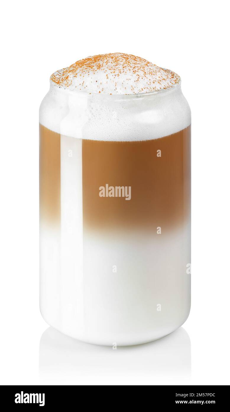Latte Macchiato mit Milchschaum und Zimtpulver in Glas, isoliert auf weiß Stockfoto