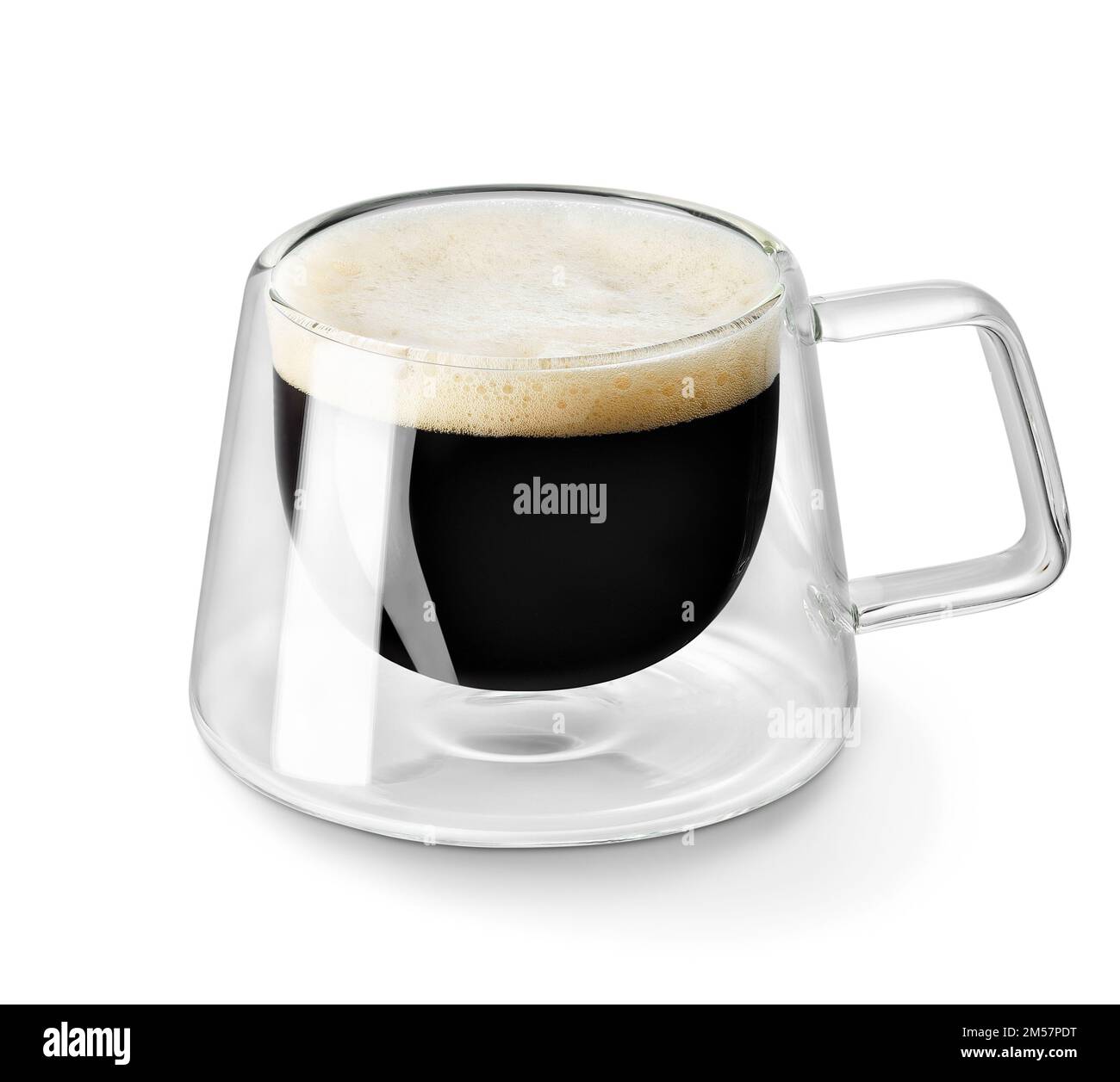 Espresso in einem transparenten Glasbecher mit doppelwandigen, auf Weiß isolierten Wänden Stockfoto