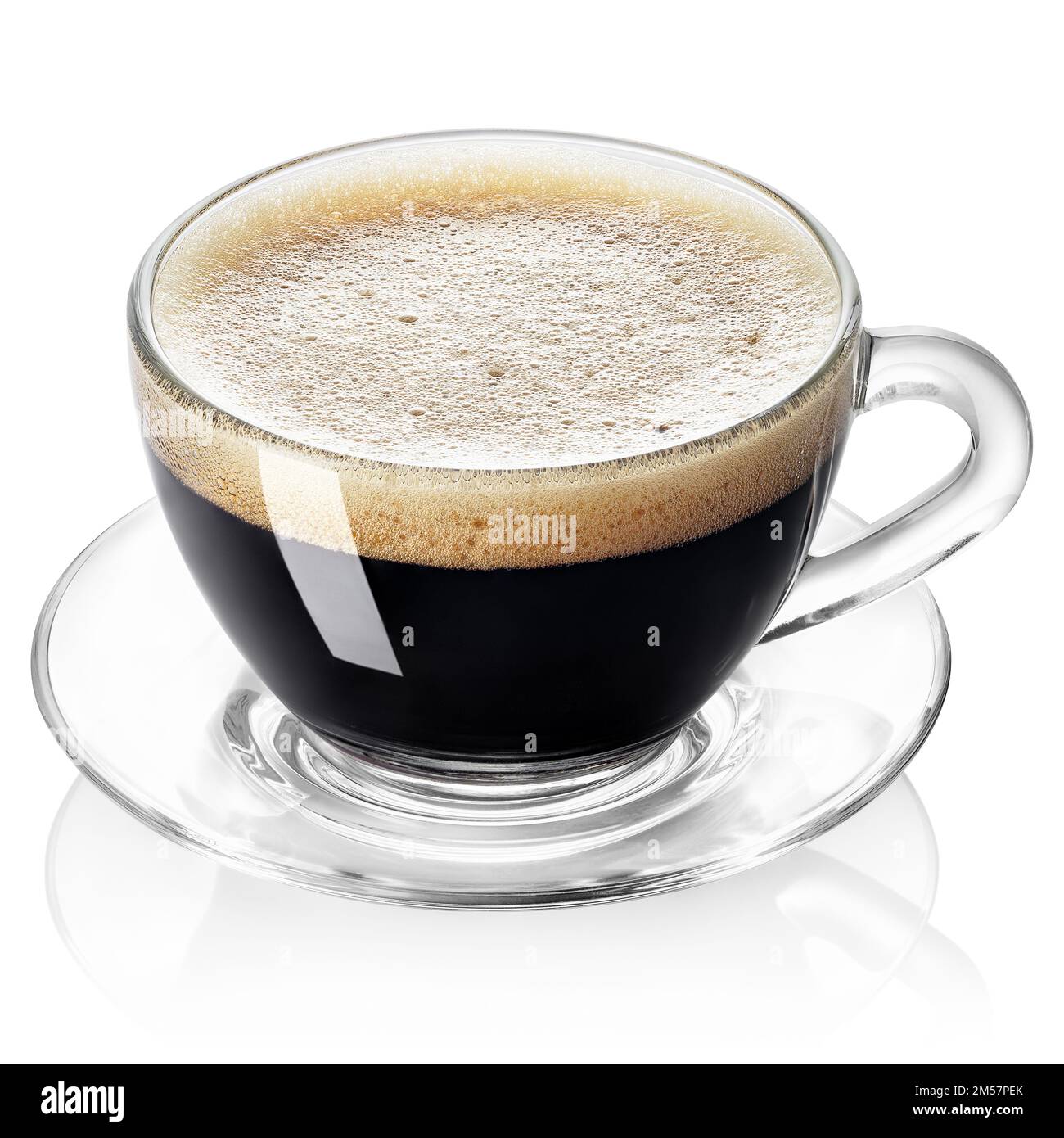 Espresso in einem transparenten Glasbecher mit einer auf Weiß isolierten Untertasse Stockfoto