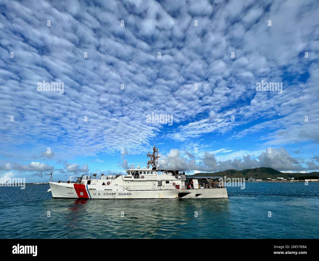 Die USCGC Frederick Hatch (WPC 1143) Crew startet am 13. November 2022 von Guam für eine 41-tägige Expeditionspatrouille durch Ozeanien. Im Rahmen der Operationen Rematau und Blauer Pazifik bekämpft diese Patrouille illegale, nicht gemeldete und unregulierte Fischerei vor den Föderierten Staaten von Mikronesien, der Republik der Marshallinseln und der Republik Nauru, indem sie regulatorische Regelungen und die Souveränität einzelner Länder durchsetzt. Die Besatzung verstärkte ihre Partnerschaften durch Schiffsbesatzungen, den Austausch von Gegenständen und das Engagement der Gemeinschaft. (USA Foto der Küstenwache von Chief Warrant Officer Sara Muir) Stockfoto