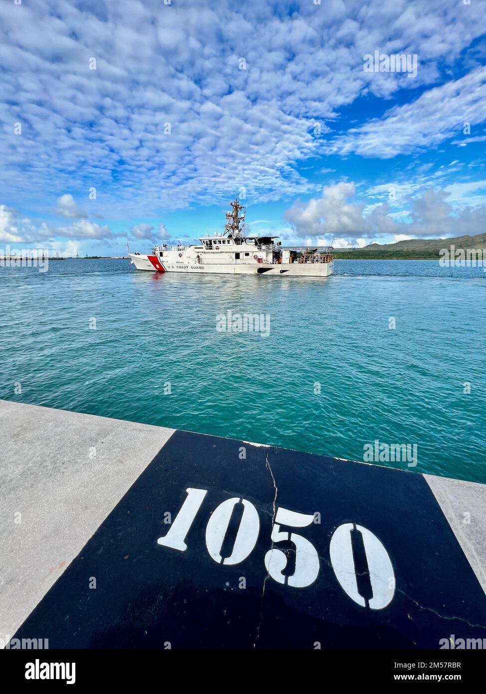 Die USCGC Frederick Hatch (WPC 1143) Crew startet am 13. November 2022 von Guam für eine 41-tägige Expeditionspatrouille durch Ozeanien. Im Rahmen der Operationen Rematau und Blauer Pazifik bekämpft diese Patrouille illegale, nicht gemeldete und unregulierte Fischerei vor den Föderierten Staaten von Mikronesien, der Republik der Marshallinseln und der Republik Nauru, indem sie regulatorische Regelungen und die Souveränität einzelner Länder durchsetzt. Die Besatzung verstärkte ihre Partnerschaften durch Schiffsbesatzungen, den Austausch von Gegenständen und das Engagement der Gemeinschaft. (USA Foto der Küstenwache von Chief Warrant Officer Sara Muir) Stockfoto