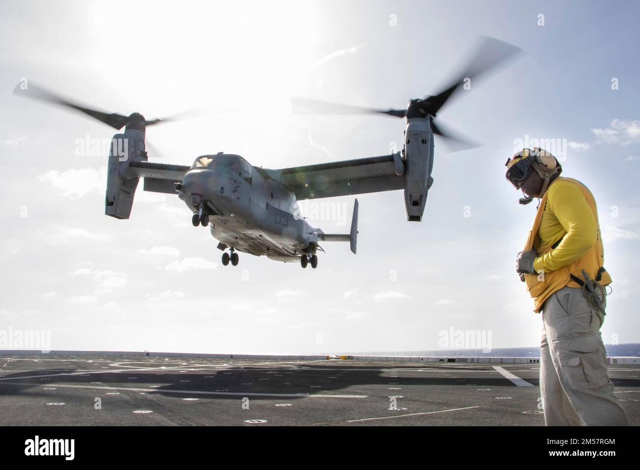 PAZIFIK (4. Dezember 2022) – ein MV-22 Osprey, der Marine Medium Tiltrotor Squadron (VMM) 362 zugewiesen wurde, nähert sich während des Flugbetriebs dem Flugdeck der Amphibien-Transportdock USS Anchorage (LPD 23), 4. Dezember 2022. Die Fähigkeit, nahtlos und gleichzeitig auf dem Meer, an Land und in der Luft zu arbeiten, stellt den einzigartigen Wert der amphibischen Fähigkeiten dar, die von der Amphibious Ready Group und dem Marine Expeditionary Team bereitgestellt werden. Die Makin Island Amphibious Ready Group, bestehend aus dem Amphibienschiff USS Makin Island (LHD 8) und den Amphibienanlegern USS Anchorage (LPD 23) und USS Joh Stockfoto