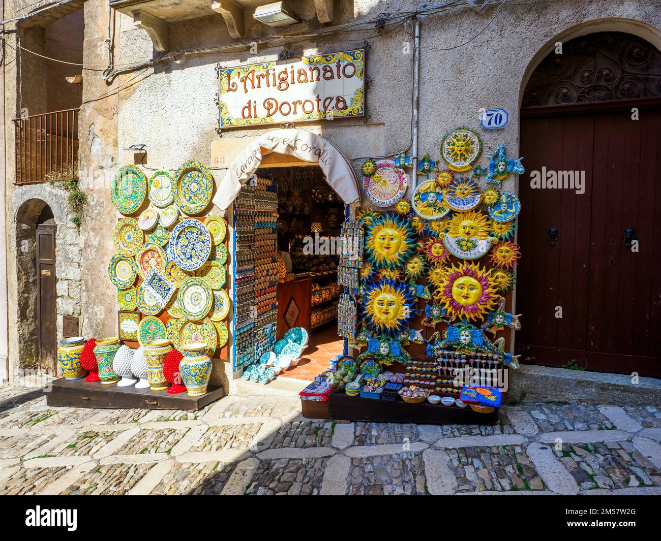 Souvenirladen in den Gassen der mittelalterlichen Stadt Erice - Sizilien, Italien Stockfoto