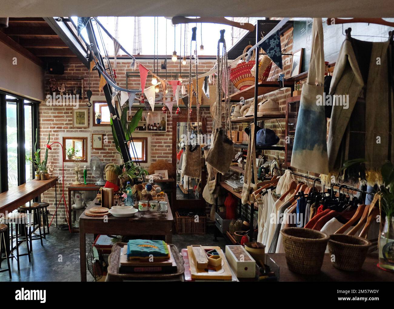 Innendesign und Dekoration der lokalen Kaffeebar und Bäckerei ist auch ein Ort, um Kleidung und Accessoires zu kaufen - Chiang Mai, Thailand Stockfoto