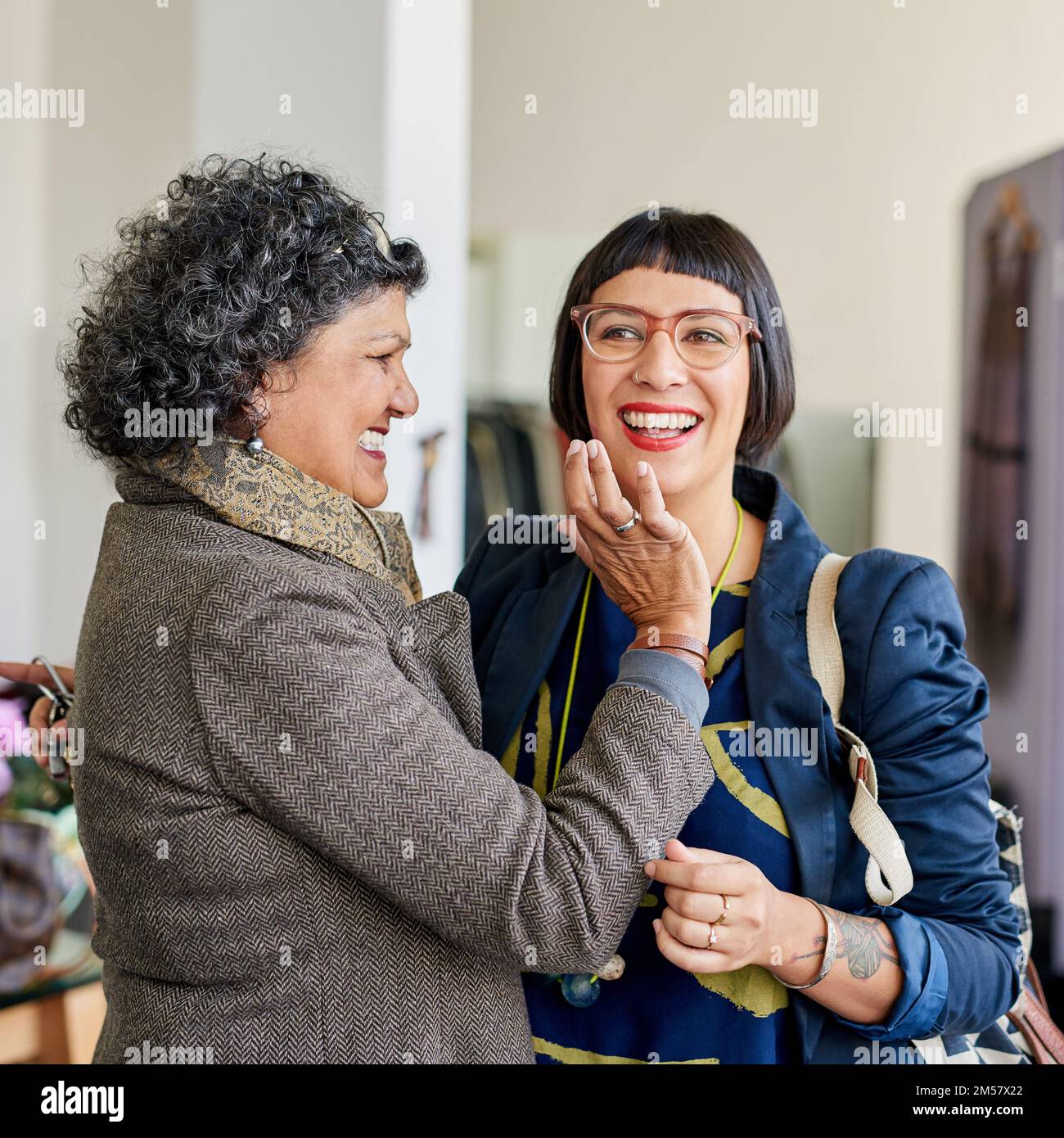 Ich liebe meine Tage mit mom. Eine Mutter und ihre Erwachsene Tochter lachen, während sie zusammen einkaufen. Stockfoto