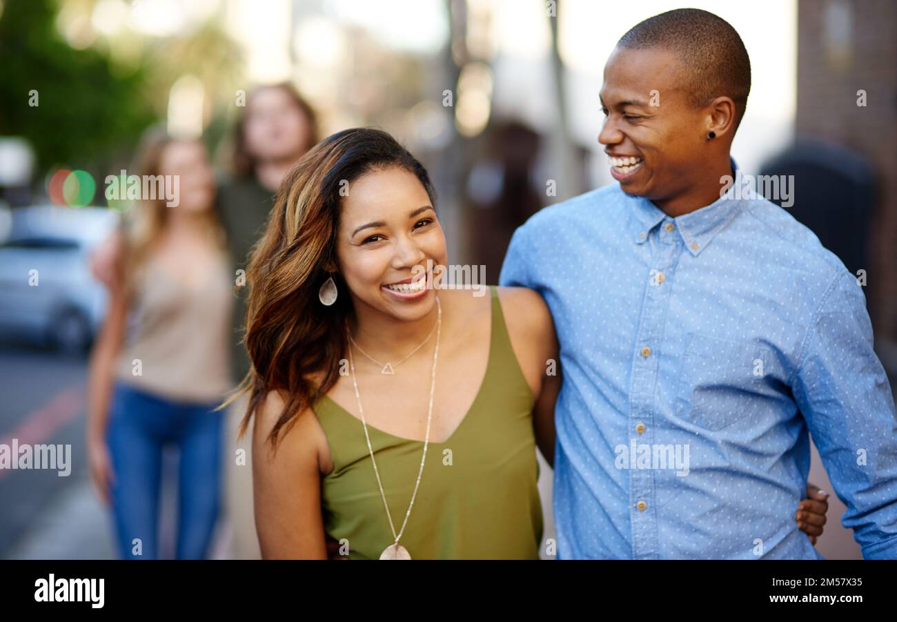 Aus Liebe. Porträt von zwei glücklichen jungen Paaren, die einen Spaziergang durch die Stadt machen. Stockfoto