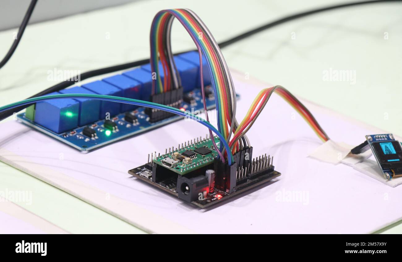 Relaismodul mit Optokoppler, das mit einer programmierbaren Mikrocontroller-Platine verbunden ist, um an einigen Prototypenprojekten zu arbeiten Stockfoto
