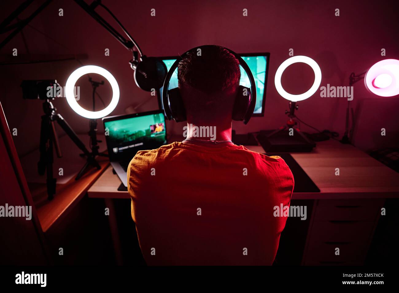 Rückansicht eines Spielers, der allein in einem Raum spielt Stockfoto