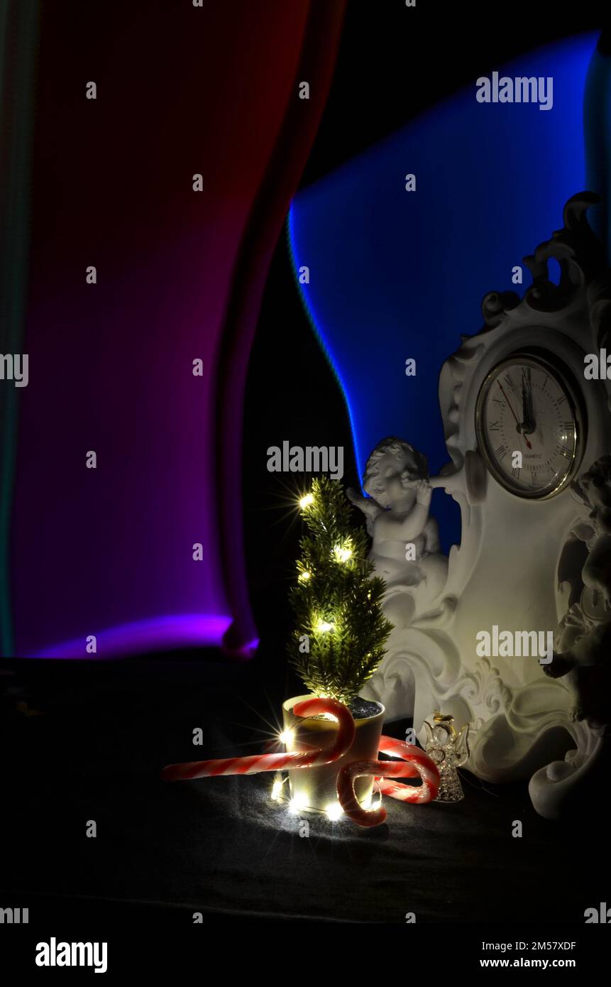 Zeit. Weihnachten. Uhr. Baum. Dekoration. Stockfoto