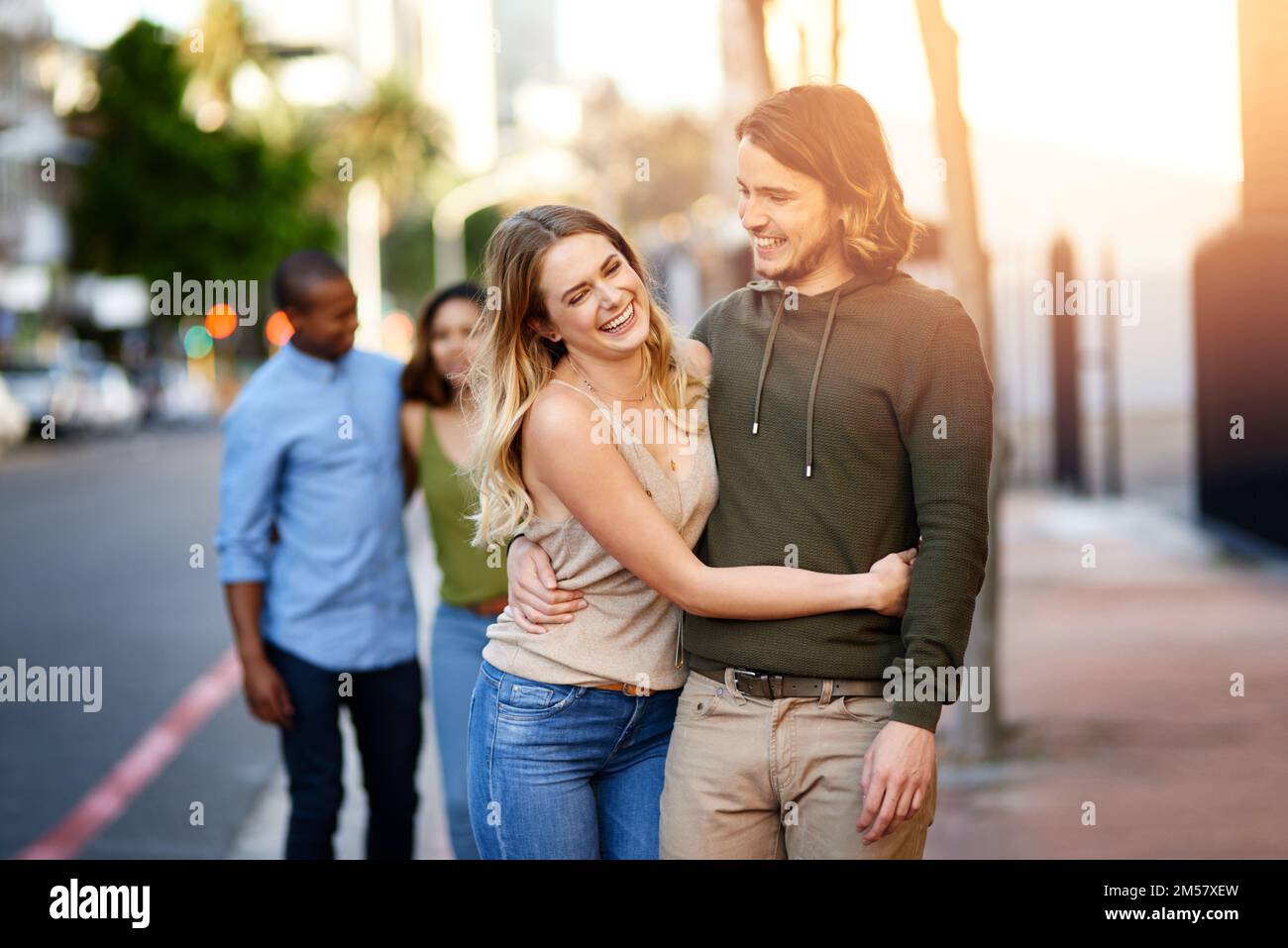 Die Liebe ist jetzt echt. Zwei glückliche junge Paare, die einen Spaziergang durch die Stadt machen. Stockfoto