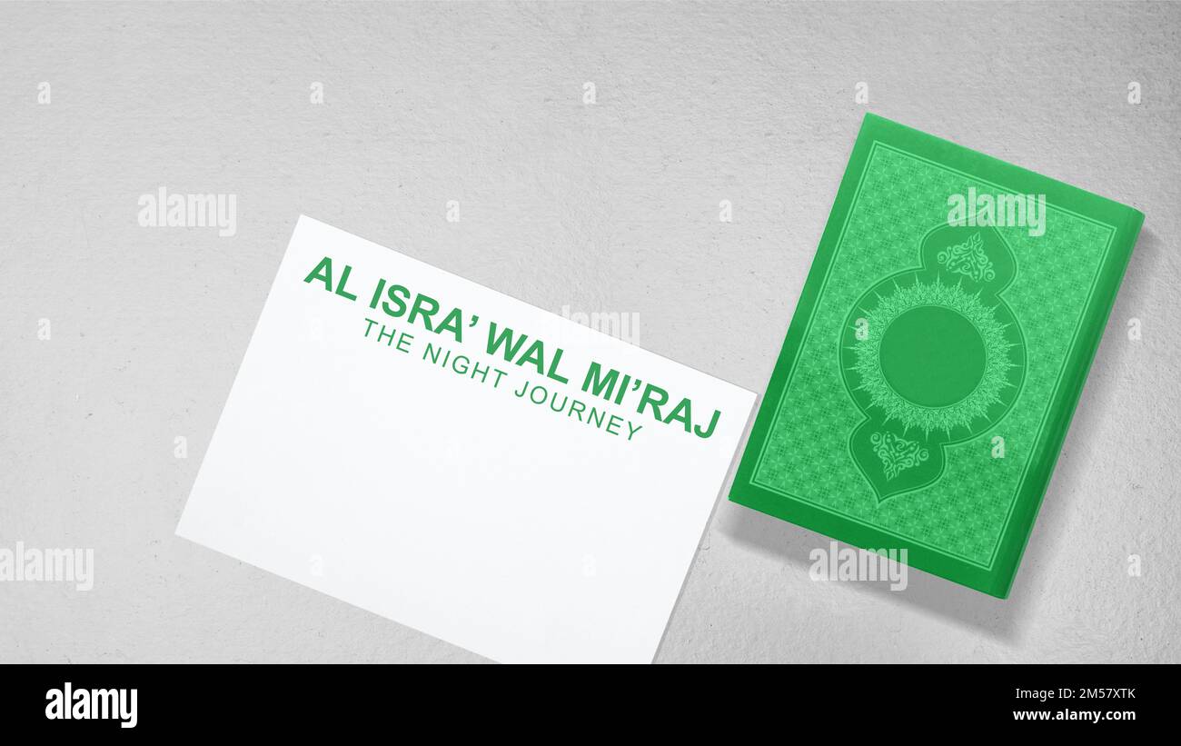 Koran und Papier mit Isra Miraj-Text auf farbigem Hintergrund Stockfoto
