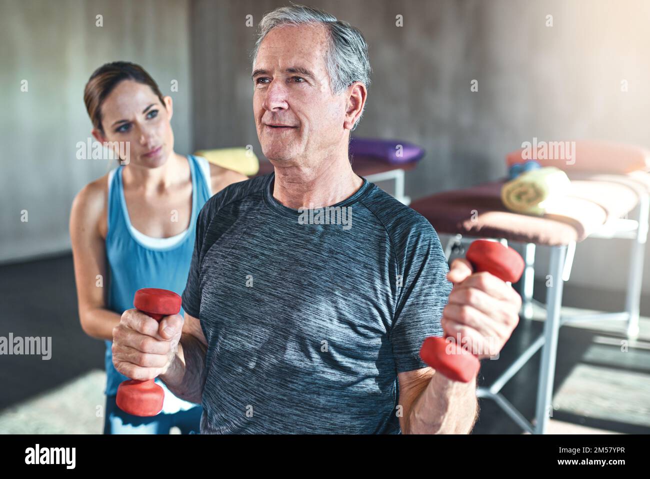 Wellness ist zeitlos. Ein älterer Mann, der mit seinem Physiotherapeuten trainiert. Stockfoto