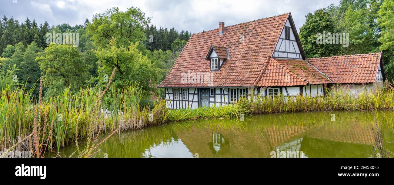 Kloster Vessra, Deutschland - 16. September 2022: Wassermühle im Museum Vessra Abbey in Kloster Vessra, Thüringen in Deutschland Stockfoto
