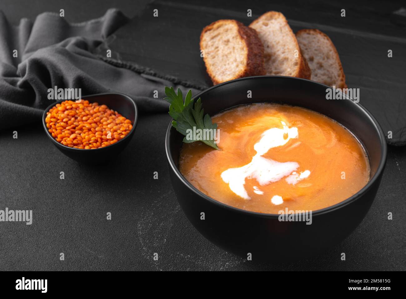 Vegetarische Lebensmittel gesunde Lebensmittel. Rote Linsensuppe auf dunklem Hintergrund, Draufsicht. Traditionelle nahöstliche, türkische und Ramadan-Küche. Vegane Küche Stockfoto