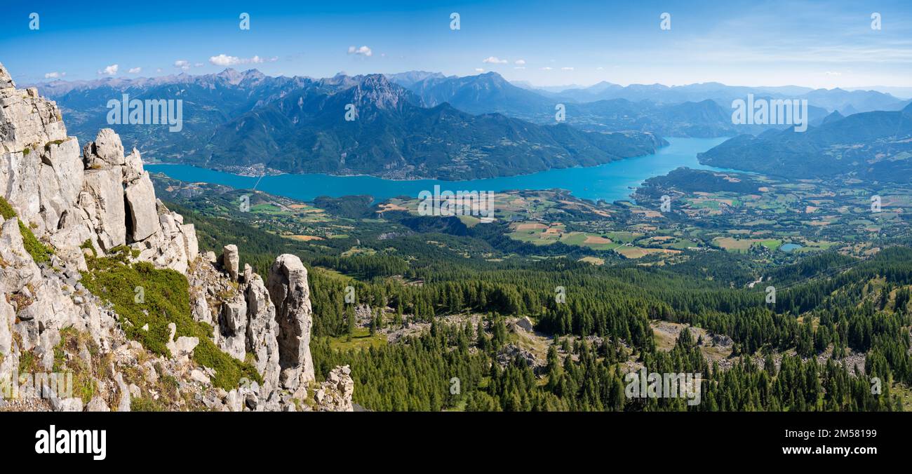 Sommerblick auf den Serre-Poncon-See vom Ecrins-Nationalpark (Chabrieres Needles) in den Hautes-Alpes. Erhöhte Aussicht auf das DInsurance Valley (Alpen). Frankreich Stockfoto