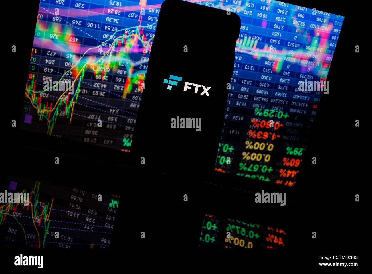 Firmenlogo von FTX im Hintergrund. Stockfoto