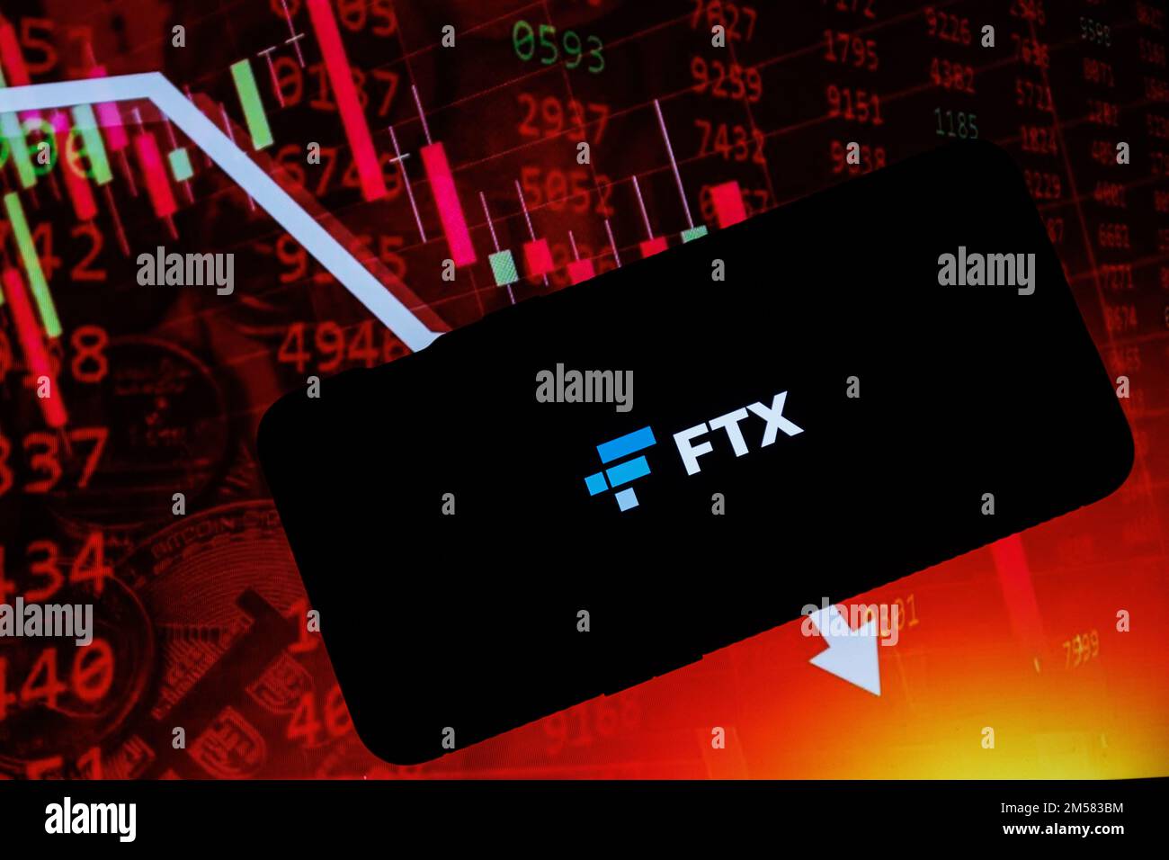 Firmenlogo von FTX im Hintergrund. Stockfoto