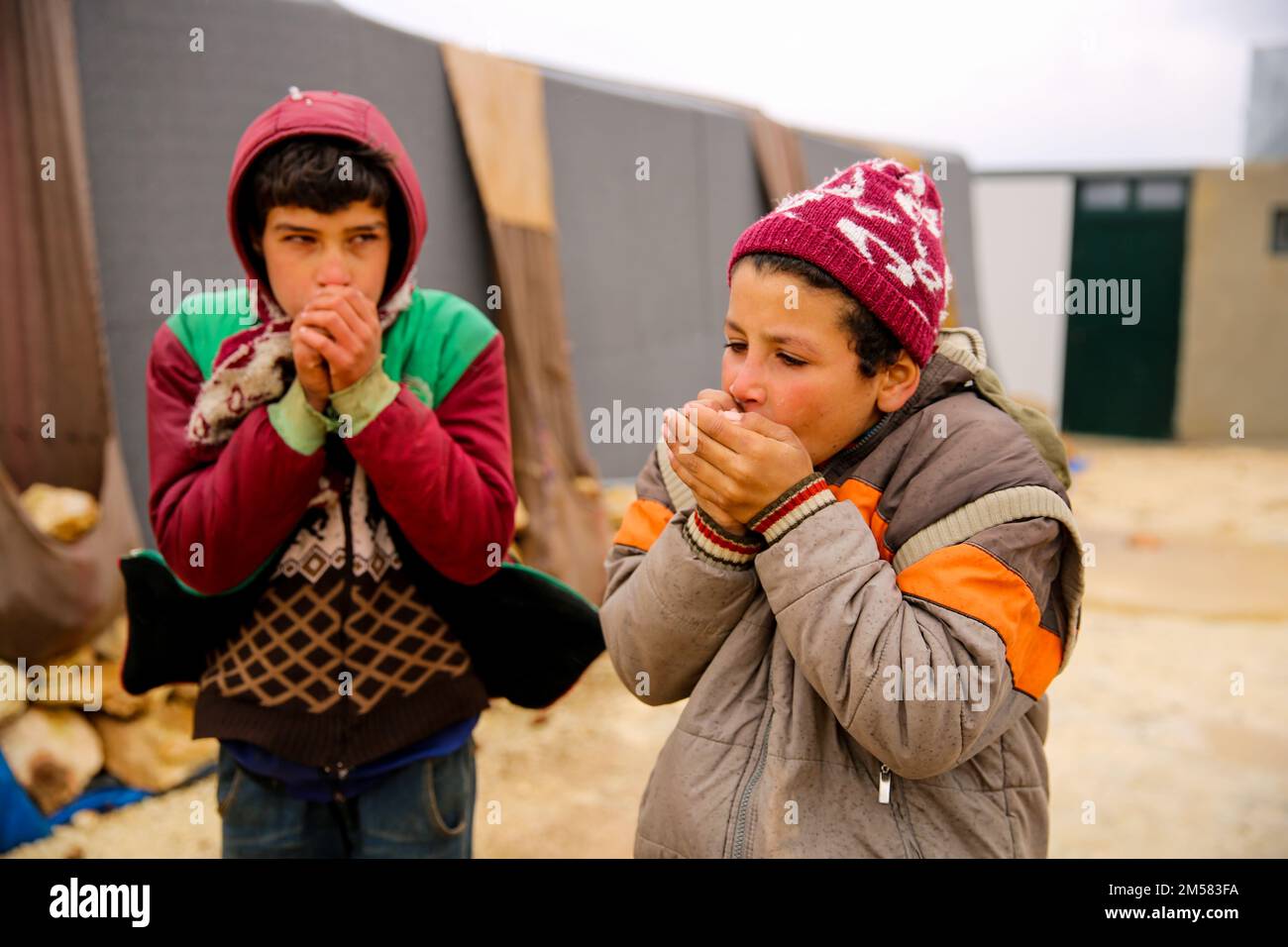 26. Dezember 2022, Sheikh Bahr, Idlib governorate, Syrien: Idlib, Syrien. 26. Dezember 2022 Kinder im Sheikh Bahr Camp in der Nähe von Armanaz, auf dem Land von Idlib. Die ohnehin schon schwierige humanitäre Lage der Binnenvertriebenen im Nordwesten Syriens verschlechtert sich mit Beginn des Winters weiter. Die meisten Bewohner des Lagers leben in provisorischen Zelten, die sie kaum vor der kalten Jahreszeit schützen, inmitten des anhaltenden Low-Level-Konflikts in Syrien (Kreditbild: © Juma Mohammad/IMAGESLIVE via ZUMA Press Wire) Stockfoto